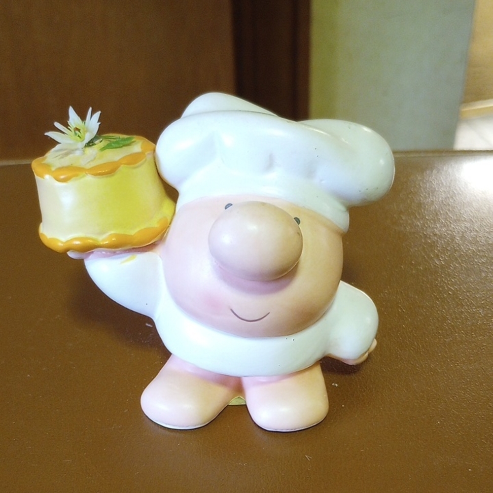American Greetings Vintage Ziggy Pottery Figurine.  Chef w/ Happy Birthday Cake